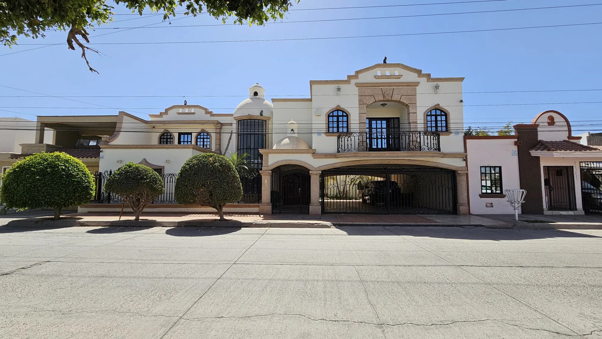 CASA EN VENTA de 5 recámaras, recámara en planta baja Fracc. Del Real en Los Mochis